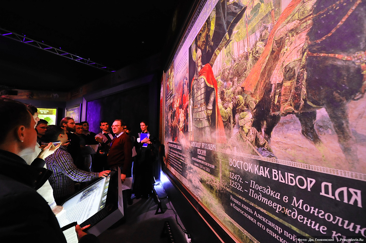 Ученый секретарь ВПО Павел Кузенков проводит экскурсию для гидов выставки